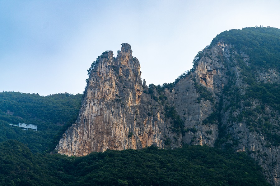 三峡游轮之旅：春季乘船全攻略，让你畅游长江美景！